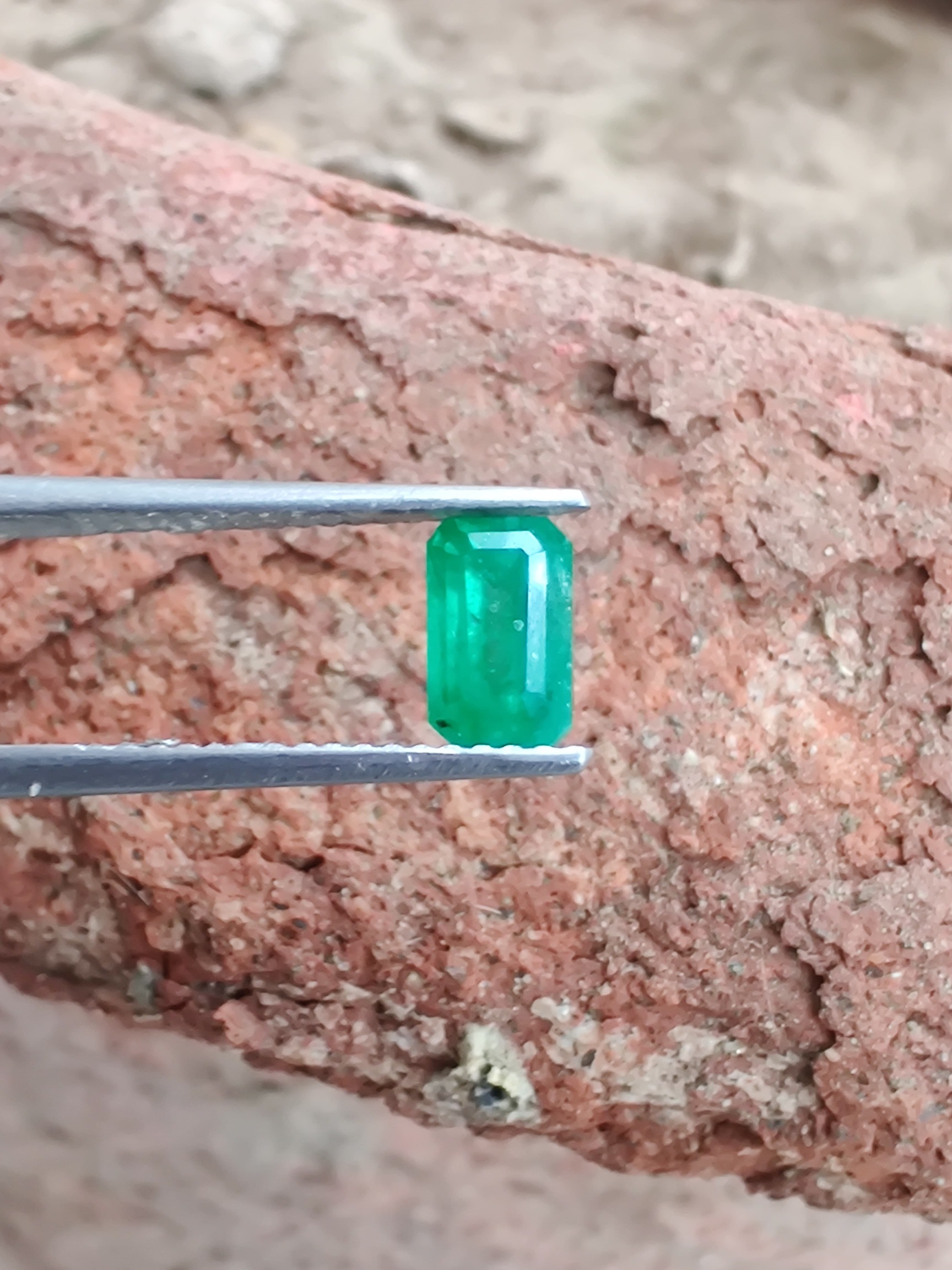 Natural Swat Emerald Vivid Green 1.00 ct Birthday gift