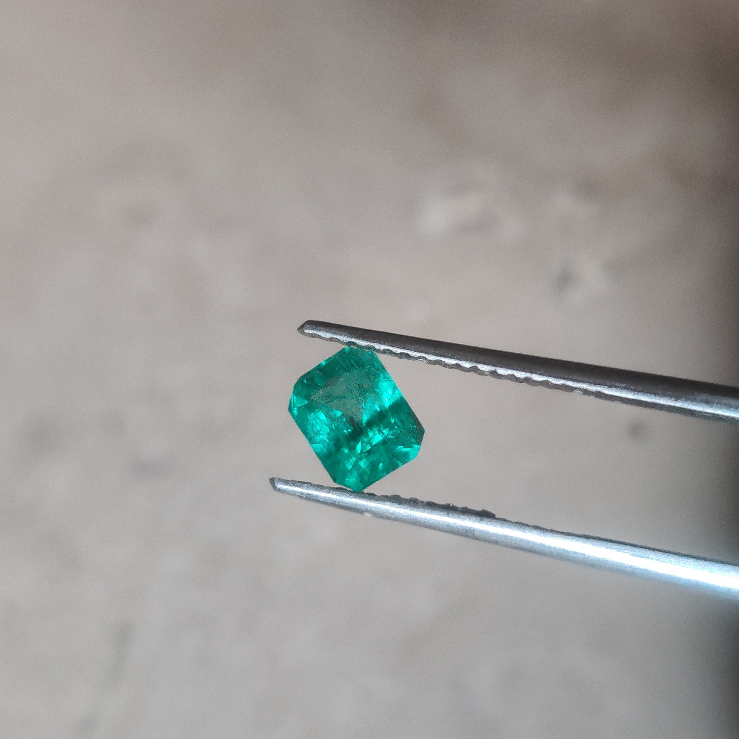 Natural Vivid Green Panjsher Emerald 0.90 ct view 3