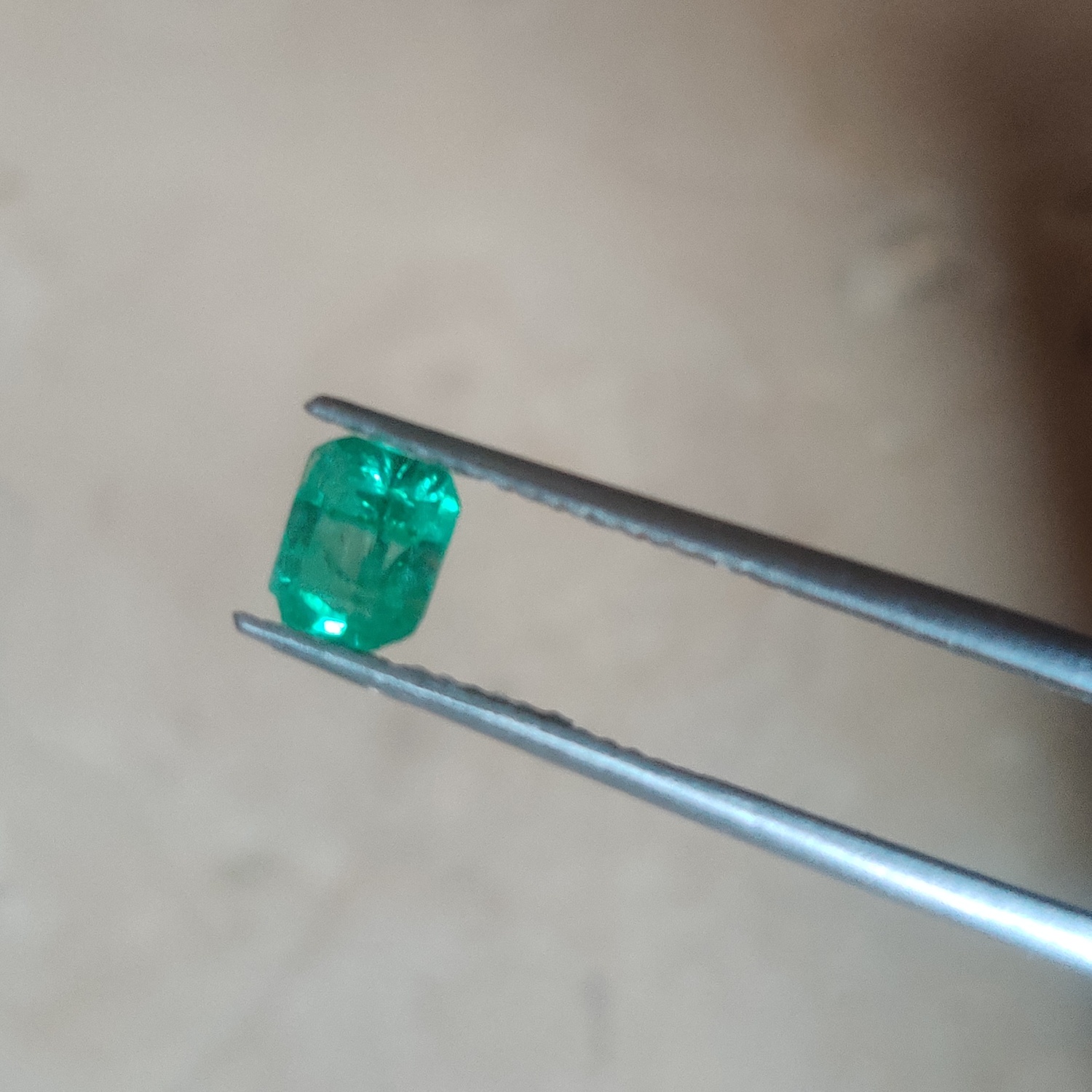 Natural Vivid Green Panjsher Emerald 0.90 ct view 4