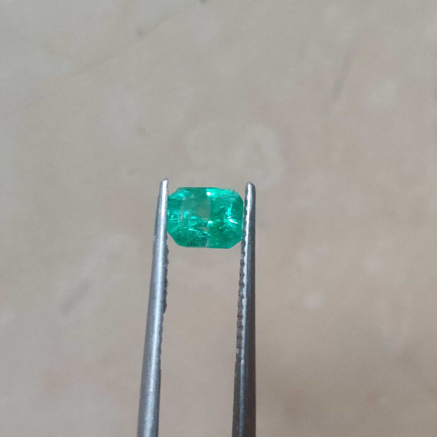 Natural Vivid Green Panjsher Emerald 0.90 ct view 1